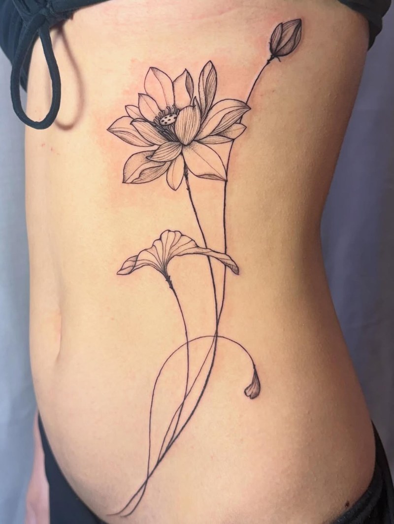 Flowing with the body, like it was always meant to be there ✨ Fine line floral p